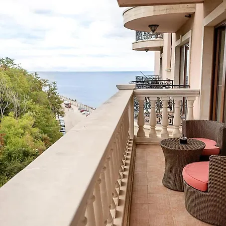 Апартамент 2br Seaside Escape With Parking At Port Palace By Flat Mаnager
